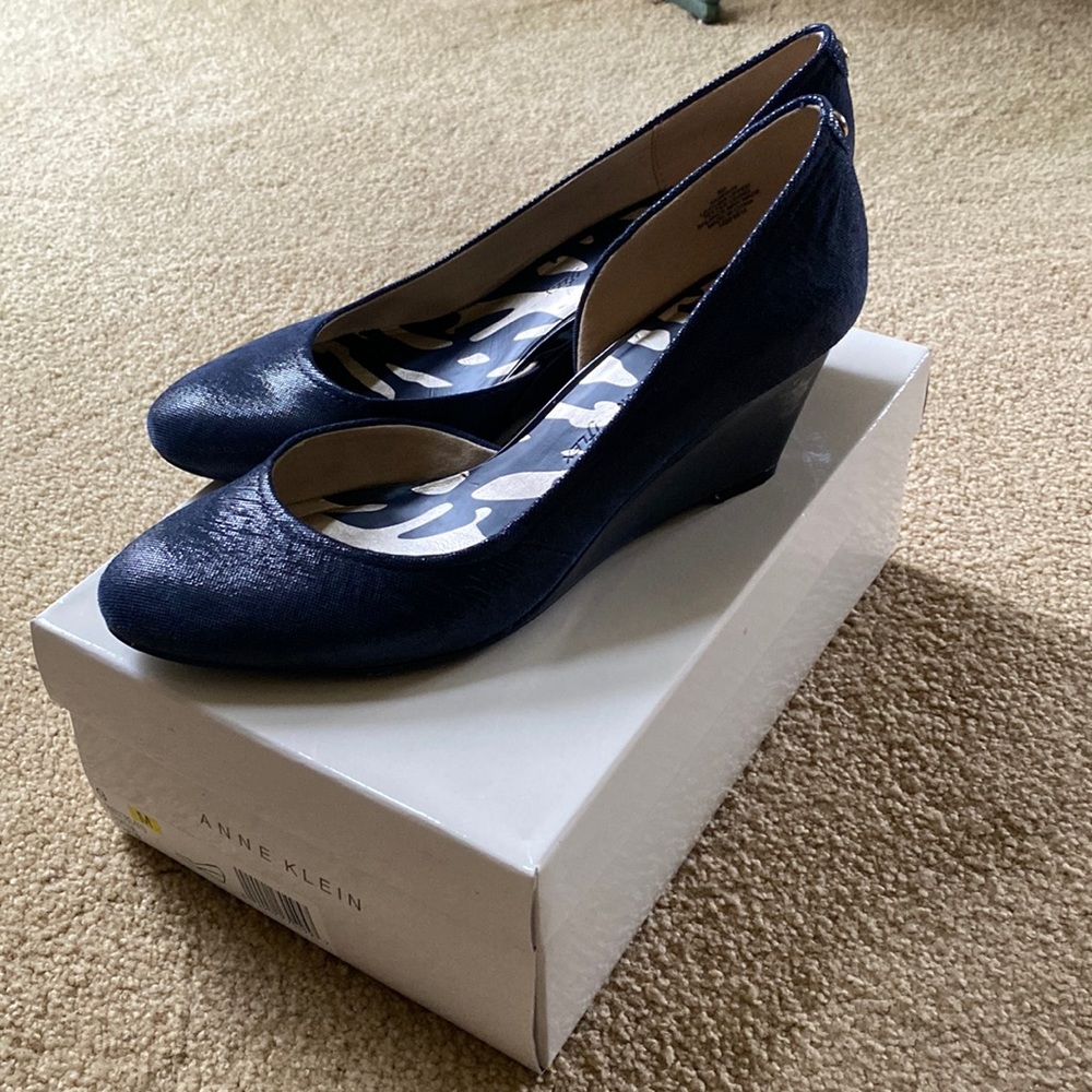 Anne Klein like new navy “Akmakai” size 9 wedge.